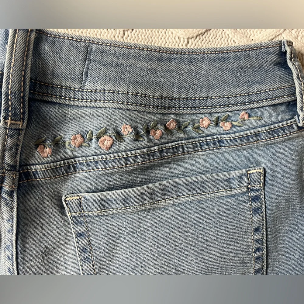 Hollister Women's Light Wash Floral Embroidered Shortie Jean Shorts Size 10 - Picture 11 of 14